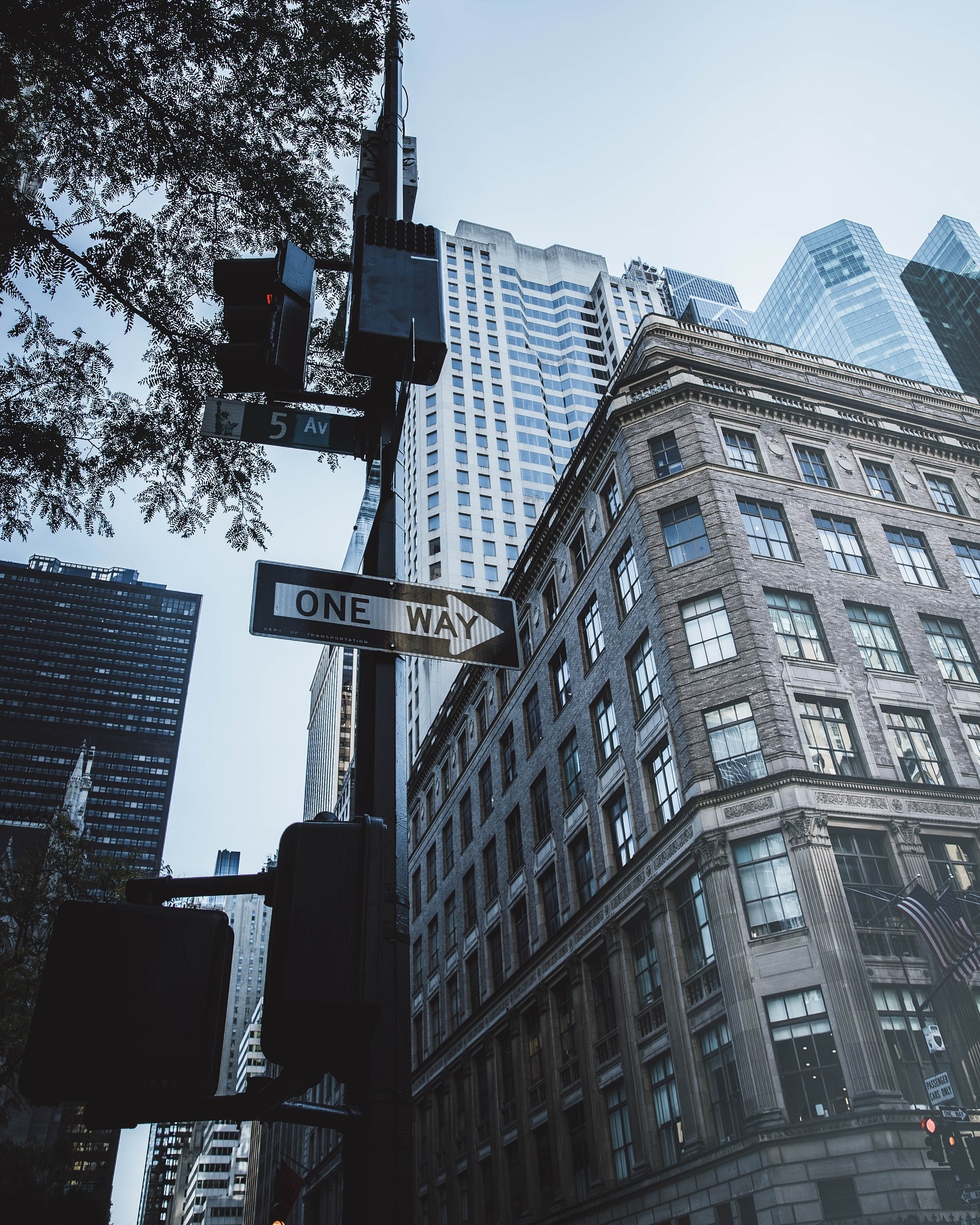 📍 Location/Emplacement: New York, USA 🇺🇸  📷 Camera/Appareil: Canon EOS 6D Mark II, Canon EF24-70mm f/2.8 II USM
.
.
.
.
 #ic_architecture #icu_architecture #jj_architecture #creative_architecture #arkiromantix #tv_architectural #lookingup_architecture #unlimitedcities #arquitecturamx #excellent_structure #sky_high_architecture #architecture_greatshots #minimal_lookup #diagonal_symmetry #art_chitecture_ #tv_leadinglines #rustlord_archdesign #ptk_architecture #archi_features  #nycprimeshot #what_i_saw_in_nyc #ig_nycity #ig_great_shots_nyc #icapture_nyc #unlimitednewyork #canonphotos #canonrebel #canonphotographer #flyswiss