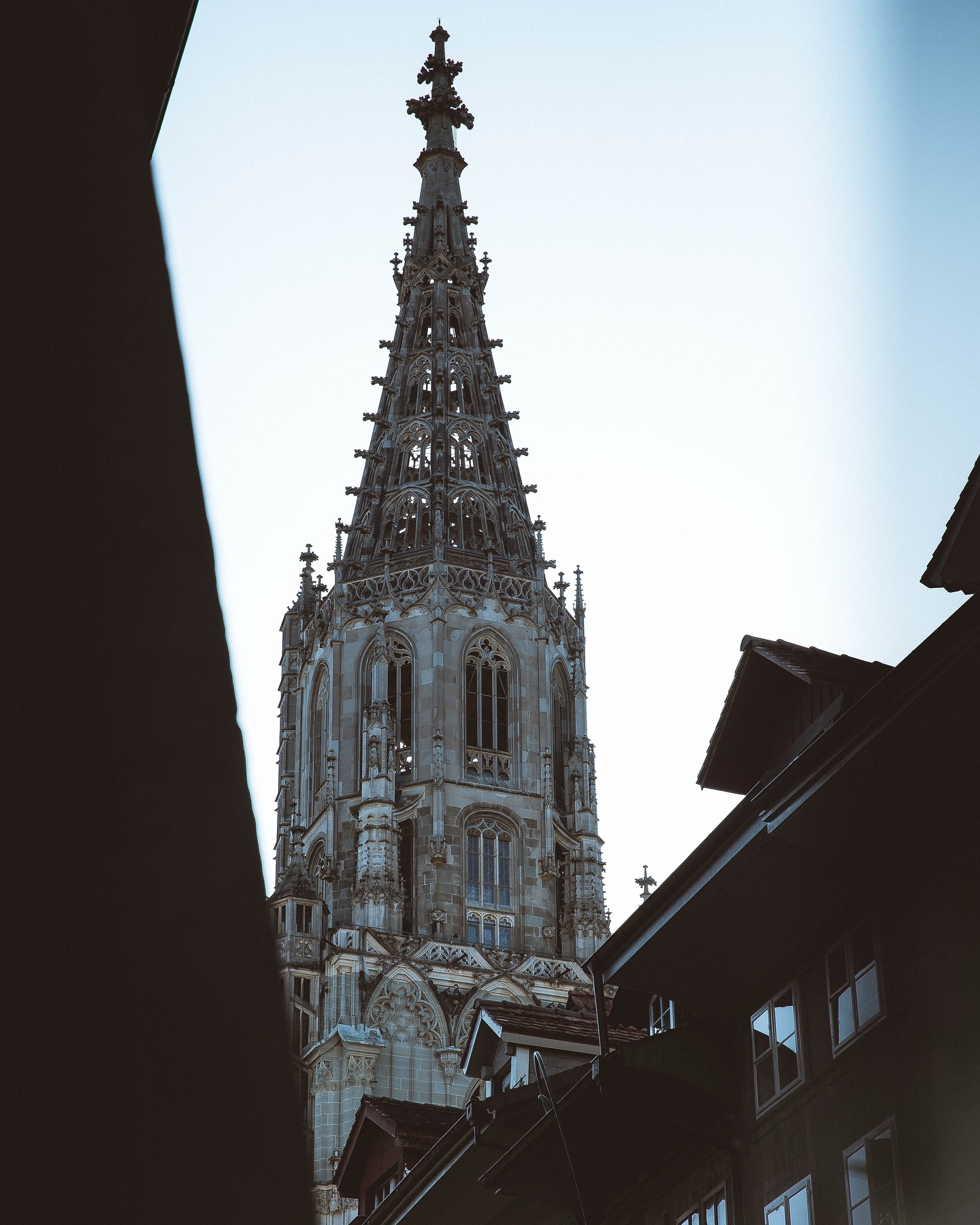 📍 Location/Emplacement: Bern, Switzerland  📷 Camera/Appareil: Canon EOS 6D Mark II, Canon EF24-70mm f/2.8 II USM
.
.
.
.
.
.
.
.
.
.
.
.
.
 #ic_architecture #icu_architecture #jj_architecture #creative_architecture #arkiromantix #tv_architectural #lookingup_architecture #unlimitedcities #arquitecturamx #excellent_structure #sky_high_architecture #architecture_greatshots #minimal_lookup #diagonal_symmetry  #inlovewithswitzerland #exploremyswitzerland #igersswitzerland #ig_switzerland #canonphotos #canoneos #canonrebel  #igersswitzerland #myswitzerland #pexels